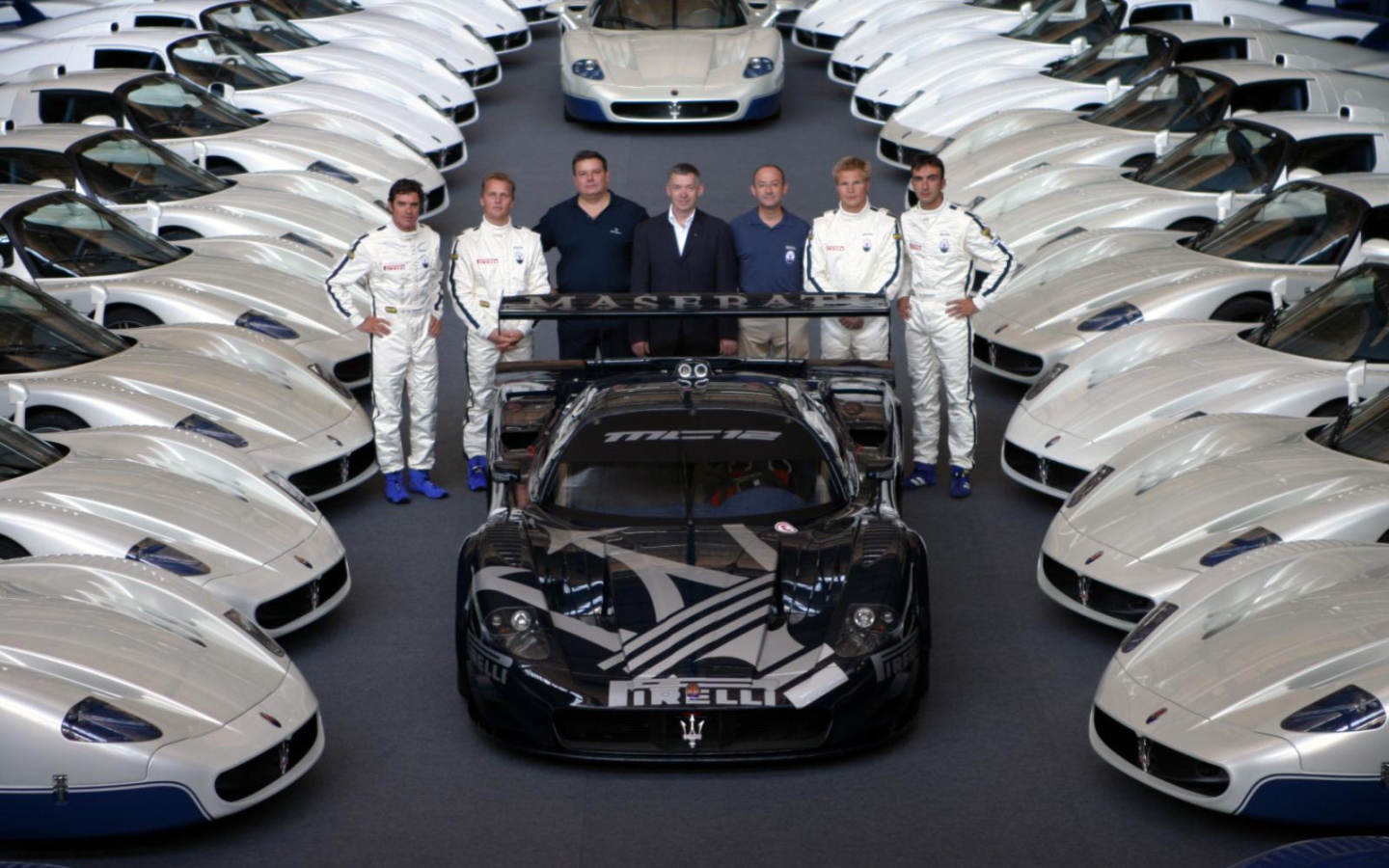 Красивый автомобиль Maserati MC12 в Москве