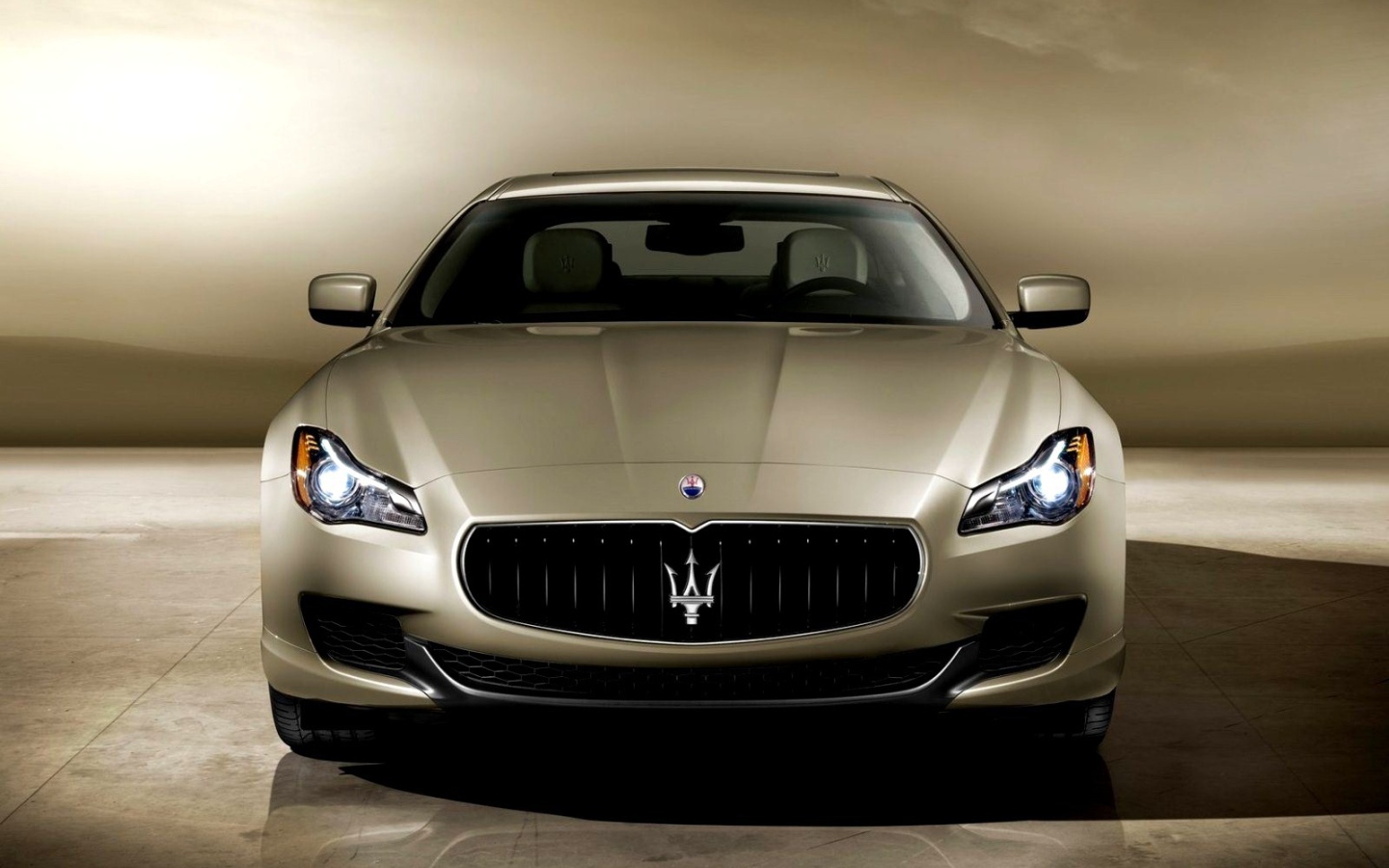 Красивый автомобиль Maserati Quattroporte