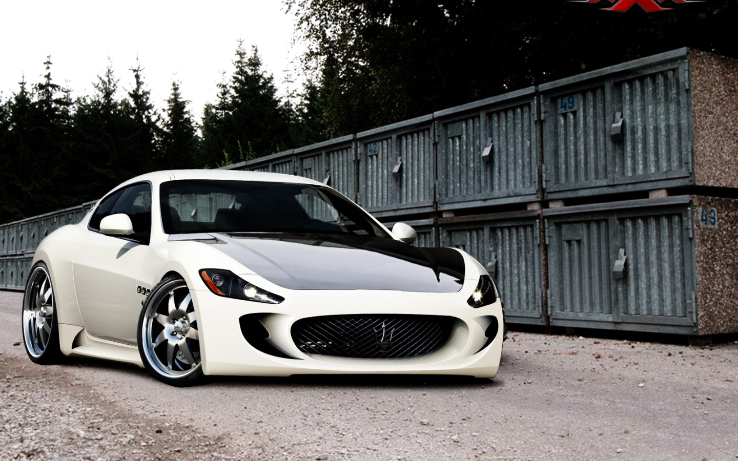 Автомобиль Maserati Granturismo на дороге