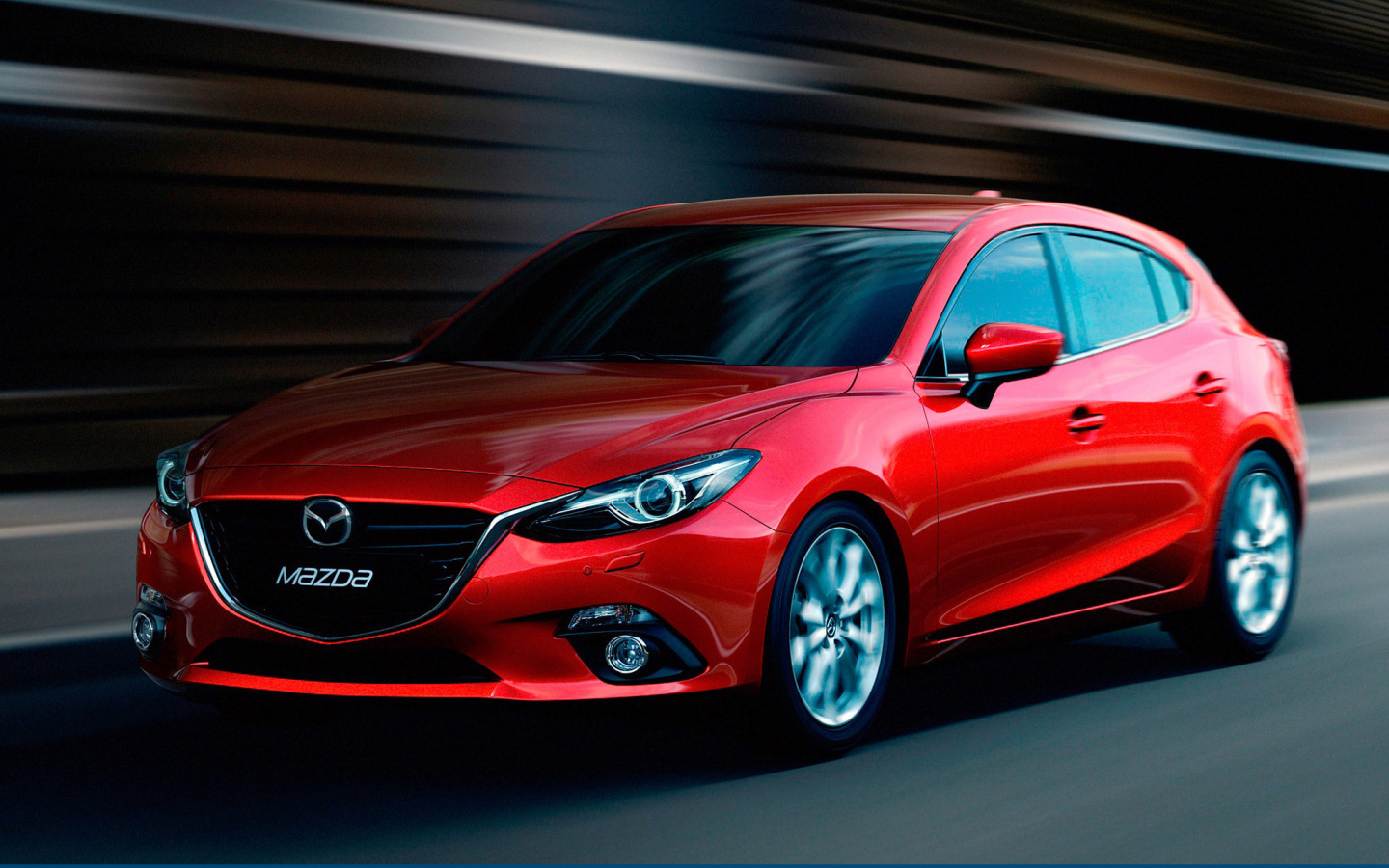 Красивый автомобиль Mazda 3 2014