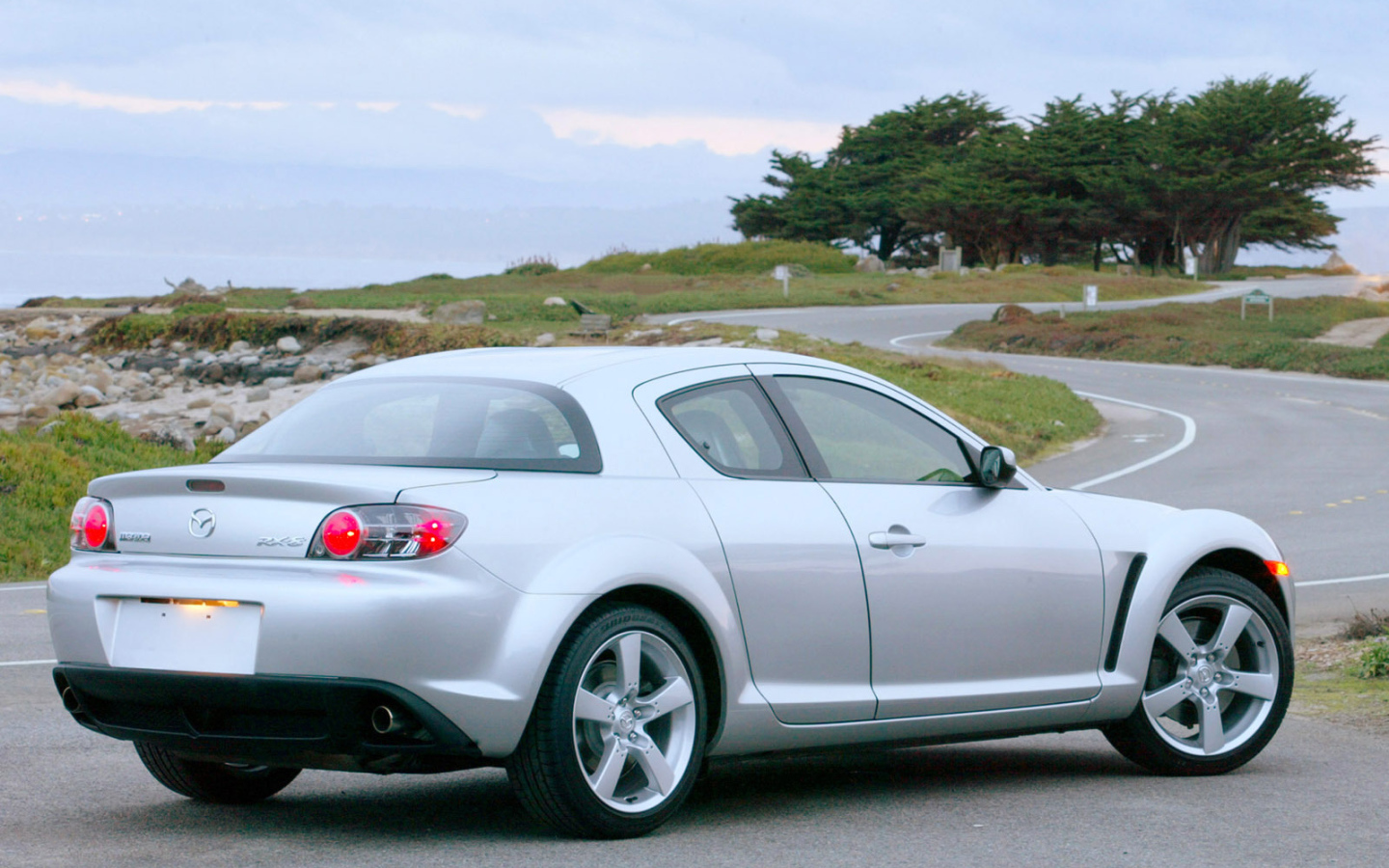 Автомобиль марки Mazda модели RX 8