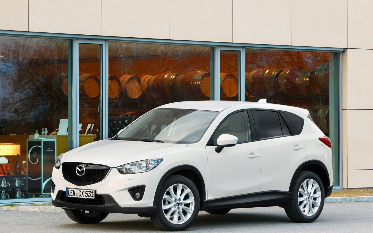 Автомобиль Mazda CX 5 на дороге