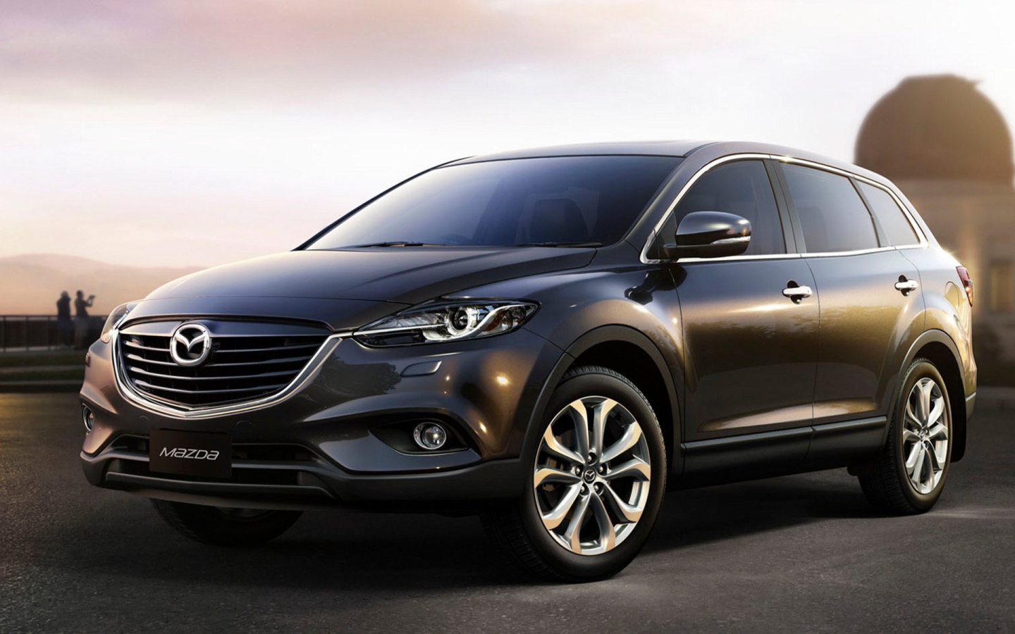 Автомобиль Mazda CX 9 на дороге