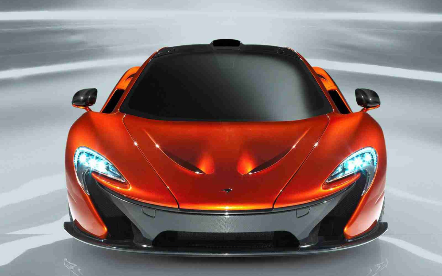 Автомобиль марки McLaren модели P1 2014