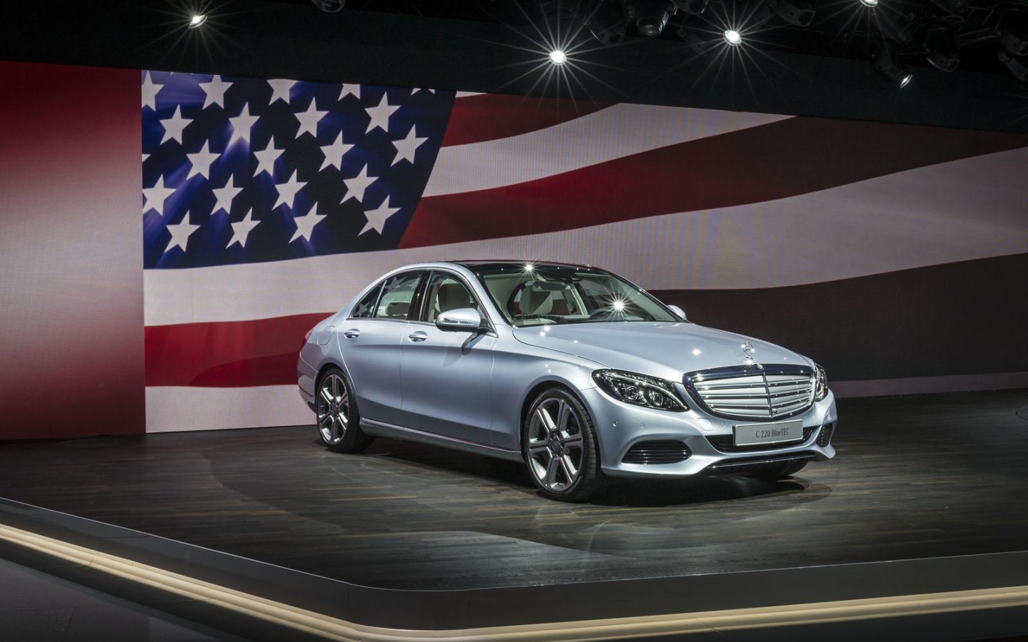 Mercedes C class 2014 на фоне флага США