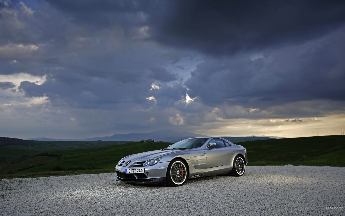 Спортивный серебристый Мерседес