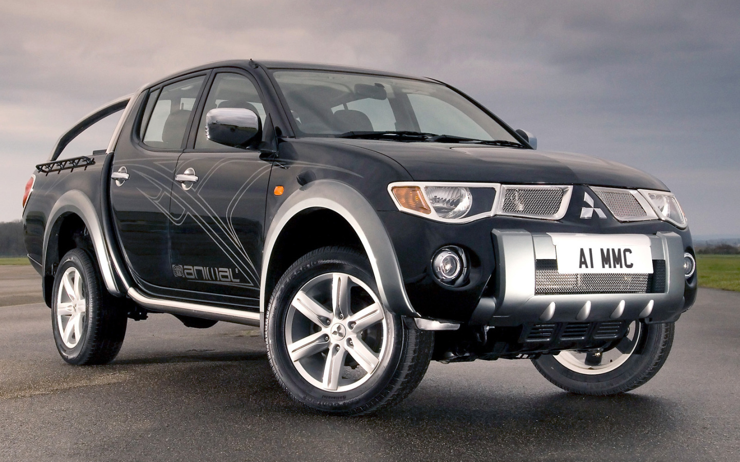 Красивый автомобиль Mitsubishi L200