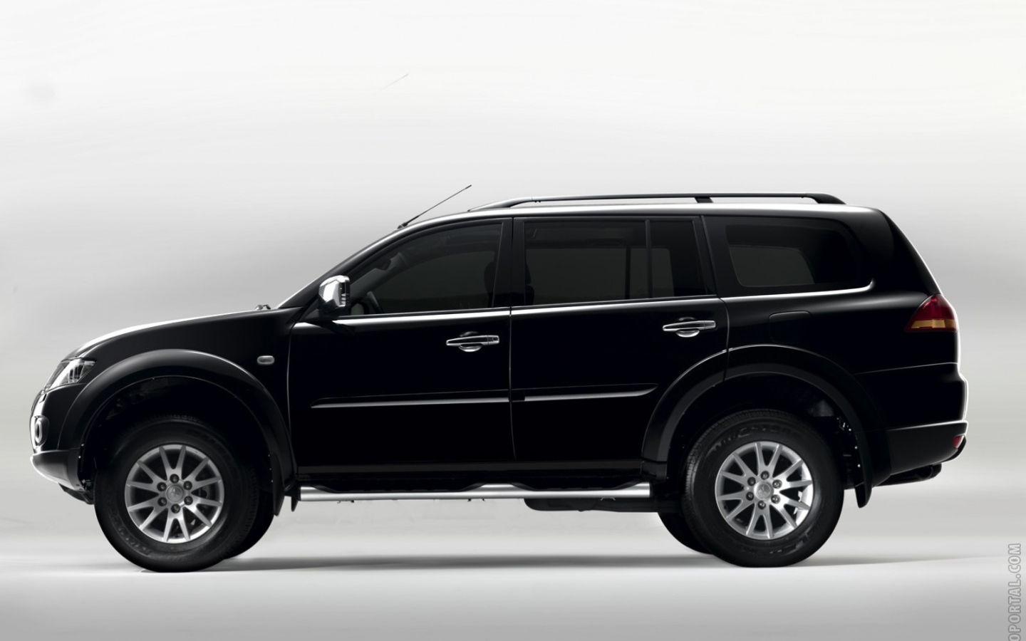 Красивый автомобиль Mitsubishi Pajero Sport в Москве