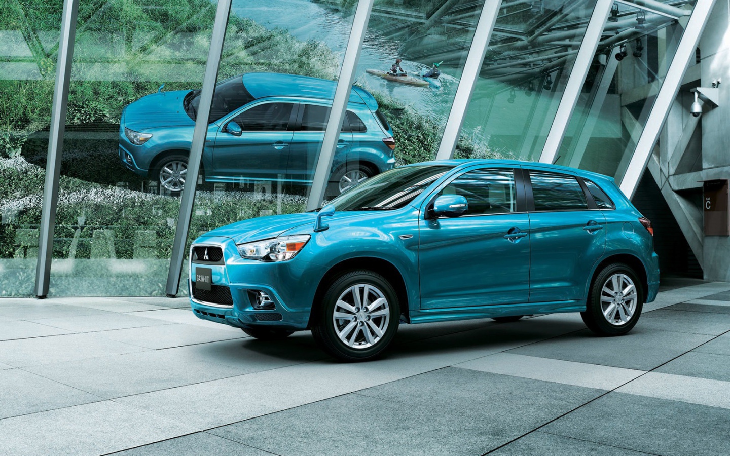 Автомобиль Mitsubishi ASX на дороге