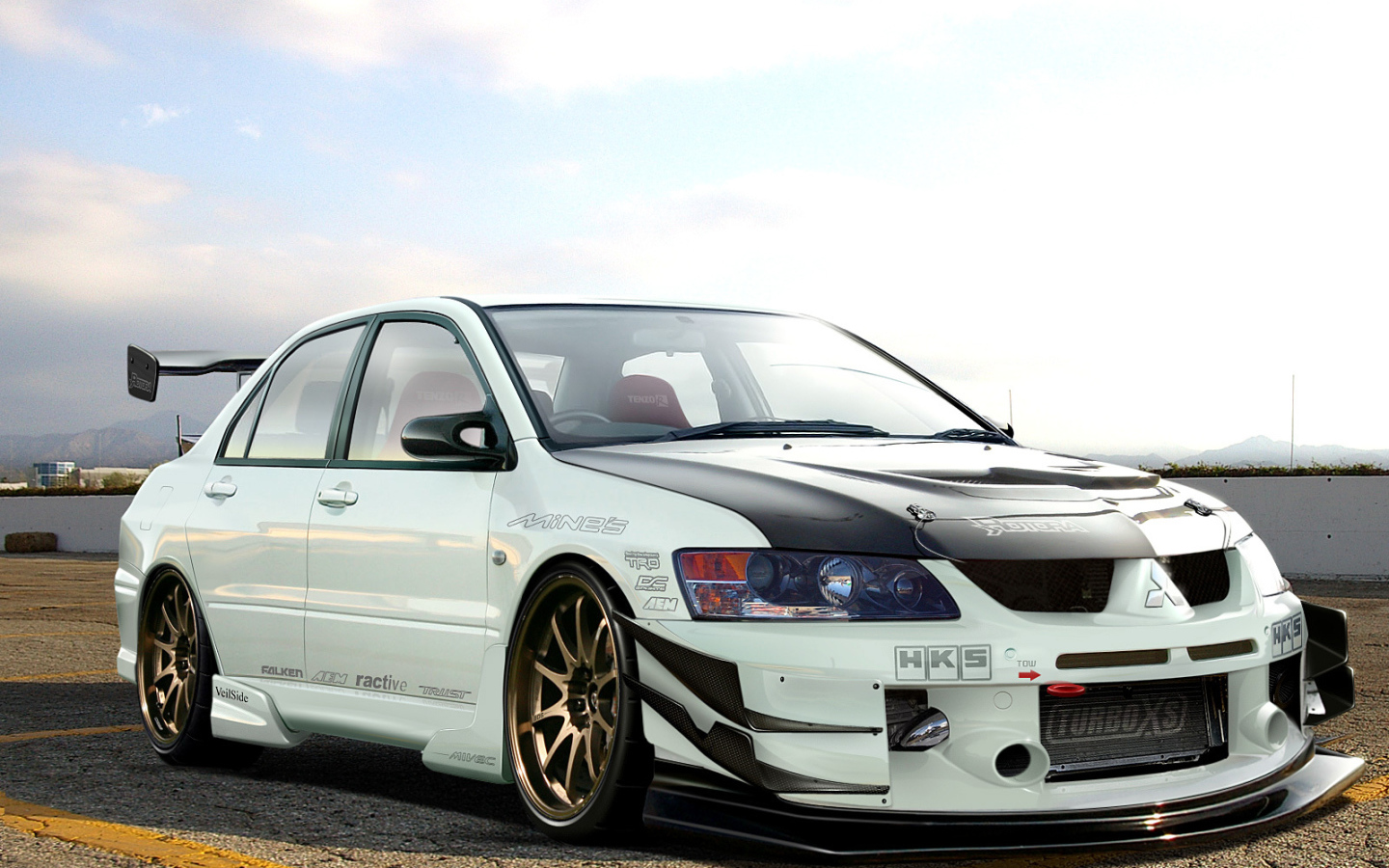 Автомобиль Mitsubishi Lancer Evolution на дороге