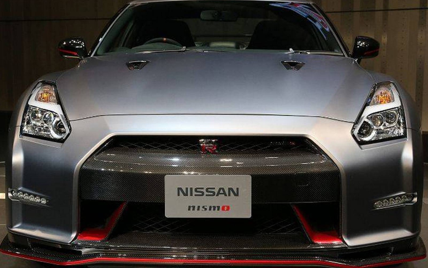 Красивый автомобиль Nissan GT-R Nismo 2014