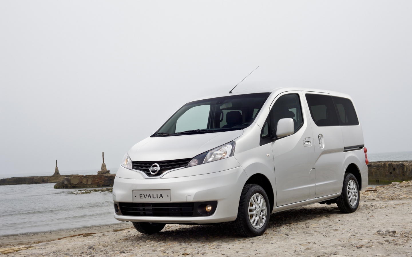 Красивый автомобиль Nissan NV200 в Москве