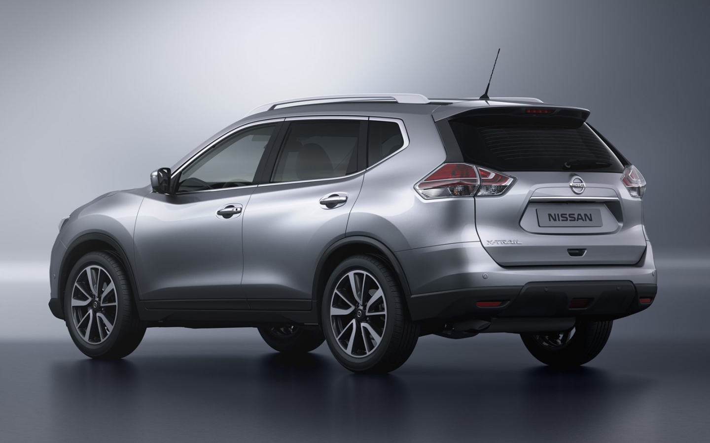 Автомобиль Nissan X-Trail на дороге