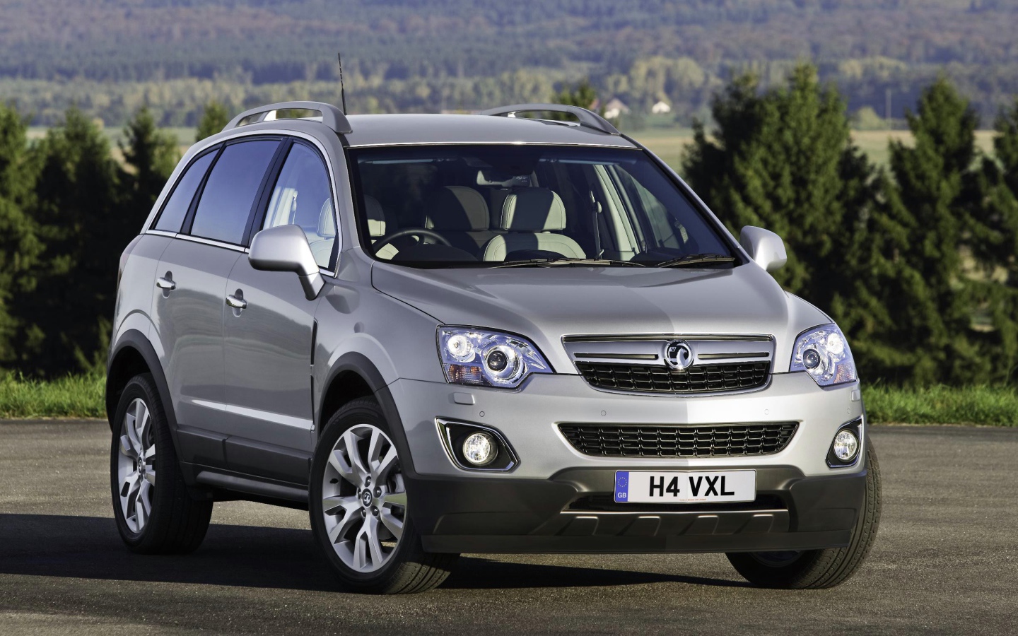 Автомобиль Opel Antara на дороге