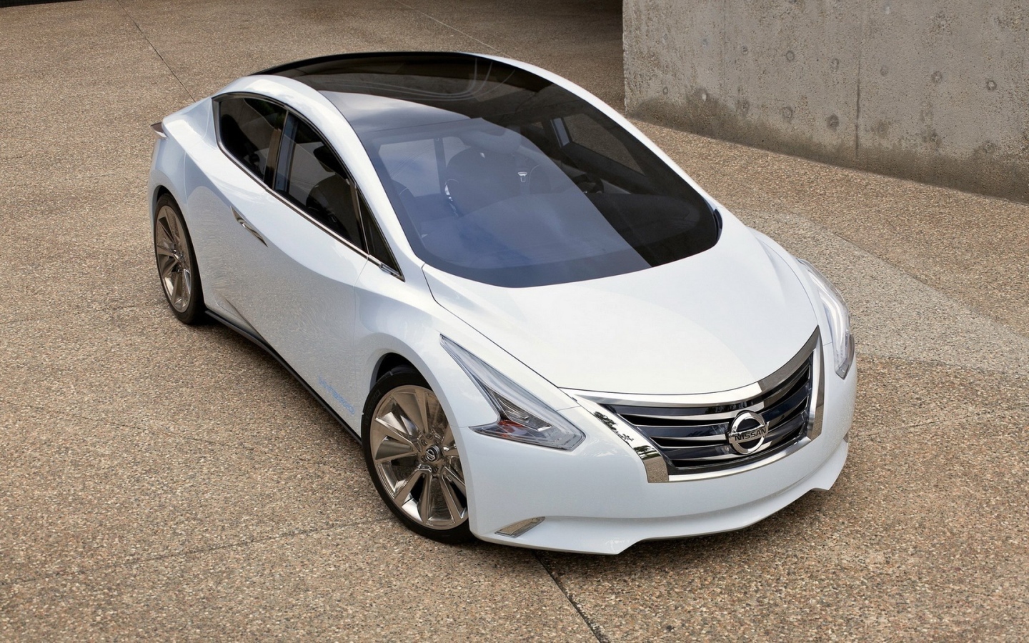 Ниссан со стеклянной крышей