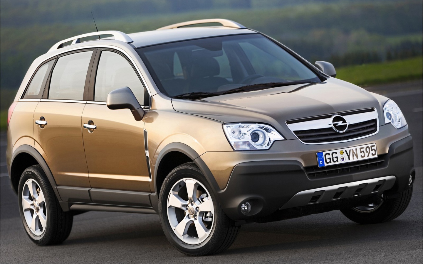 Красивый автомобиль Opel Antara в Москве