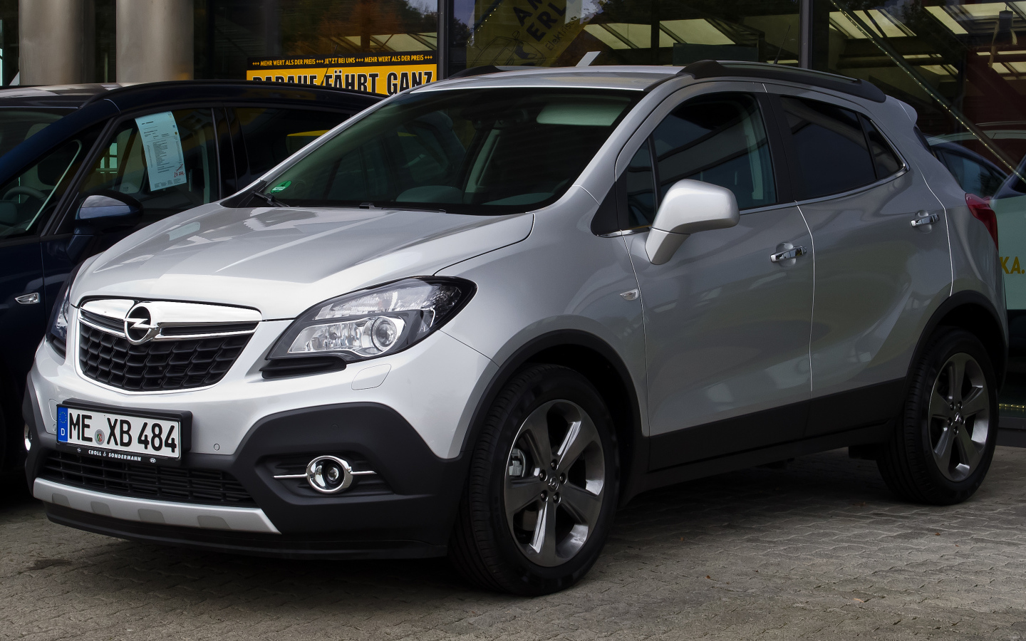 Красивый автомобиль Opel Mokka в Москве