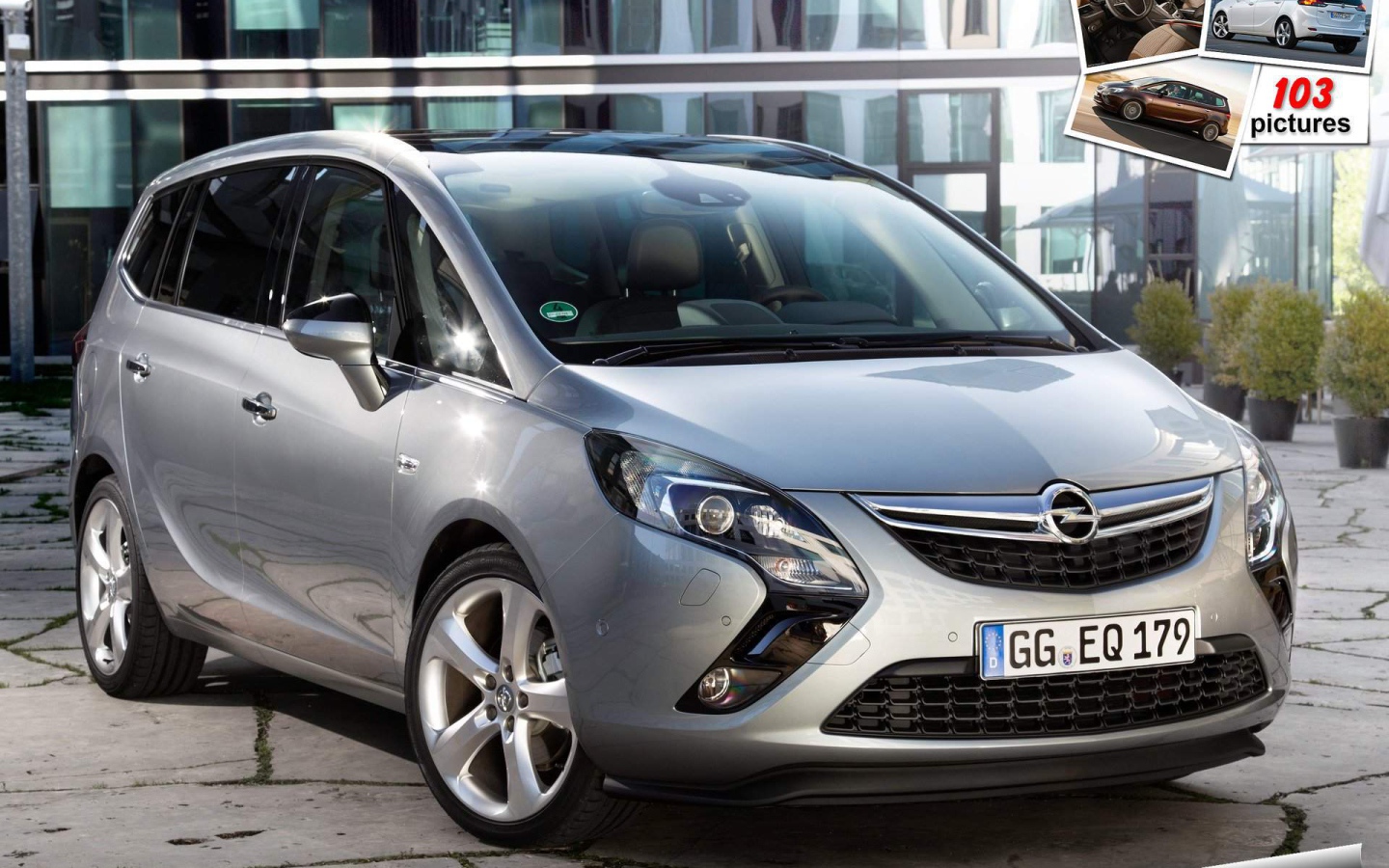 Автомобиль Opel Zafira на дороге