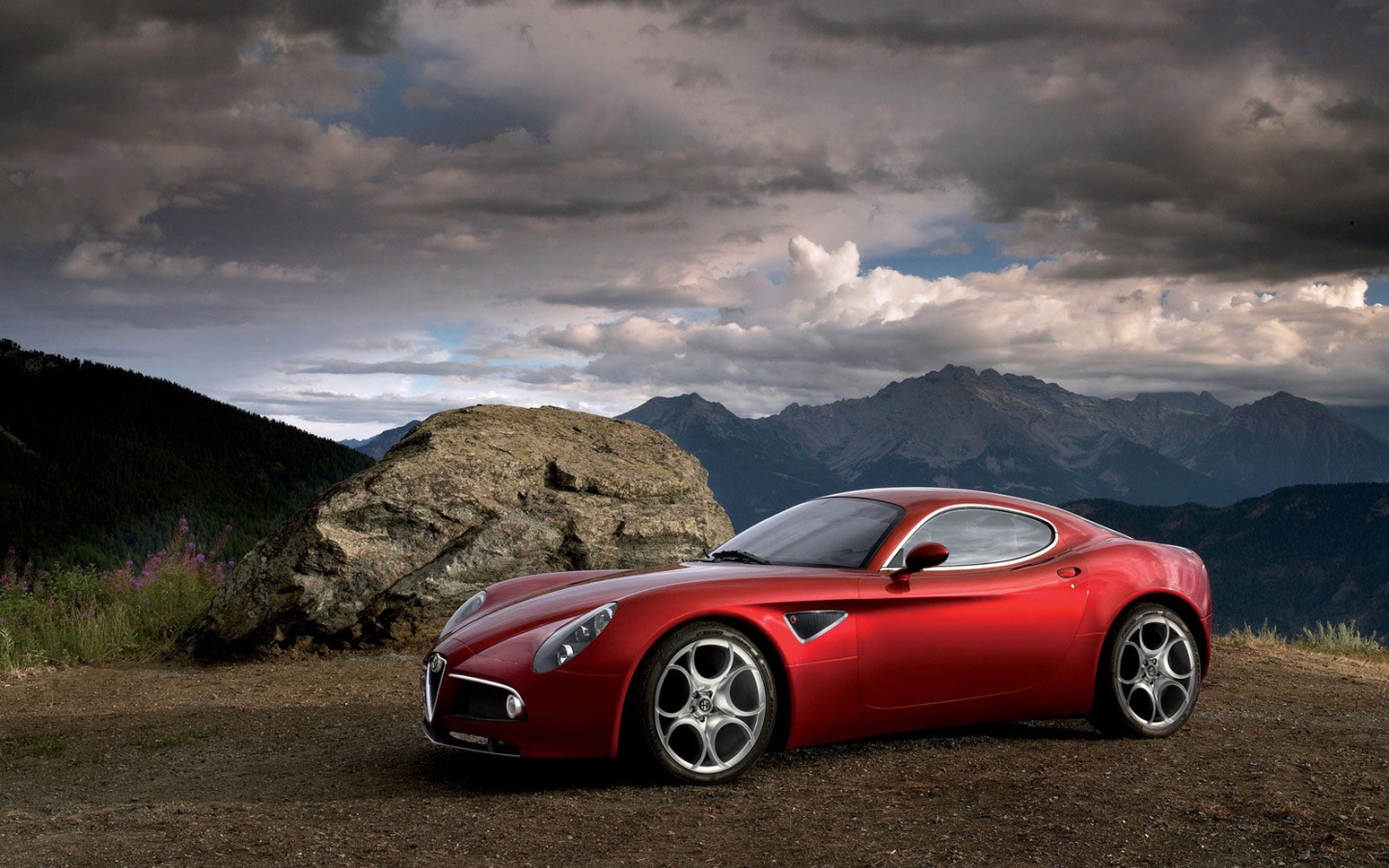 Красный автомобиль в горах