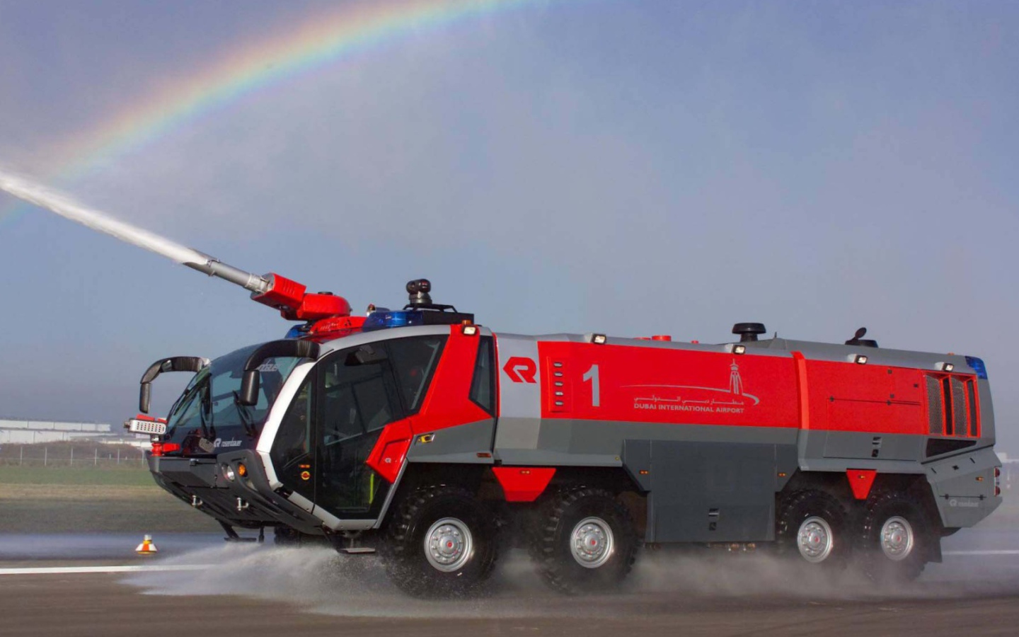 Радуга над пожарной машиной