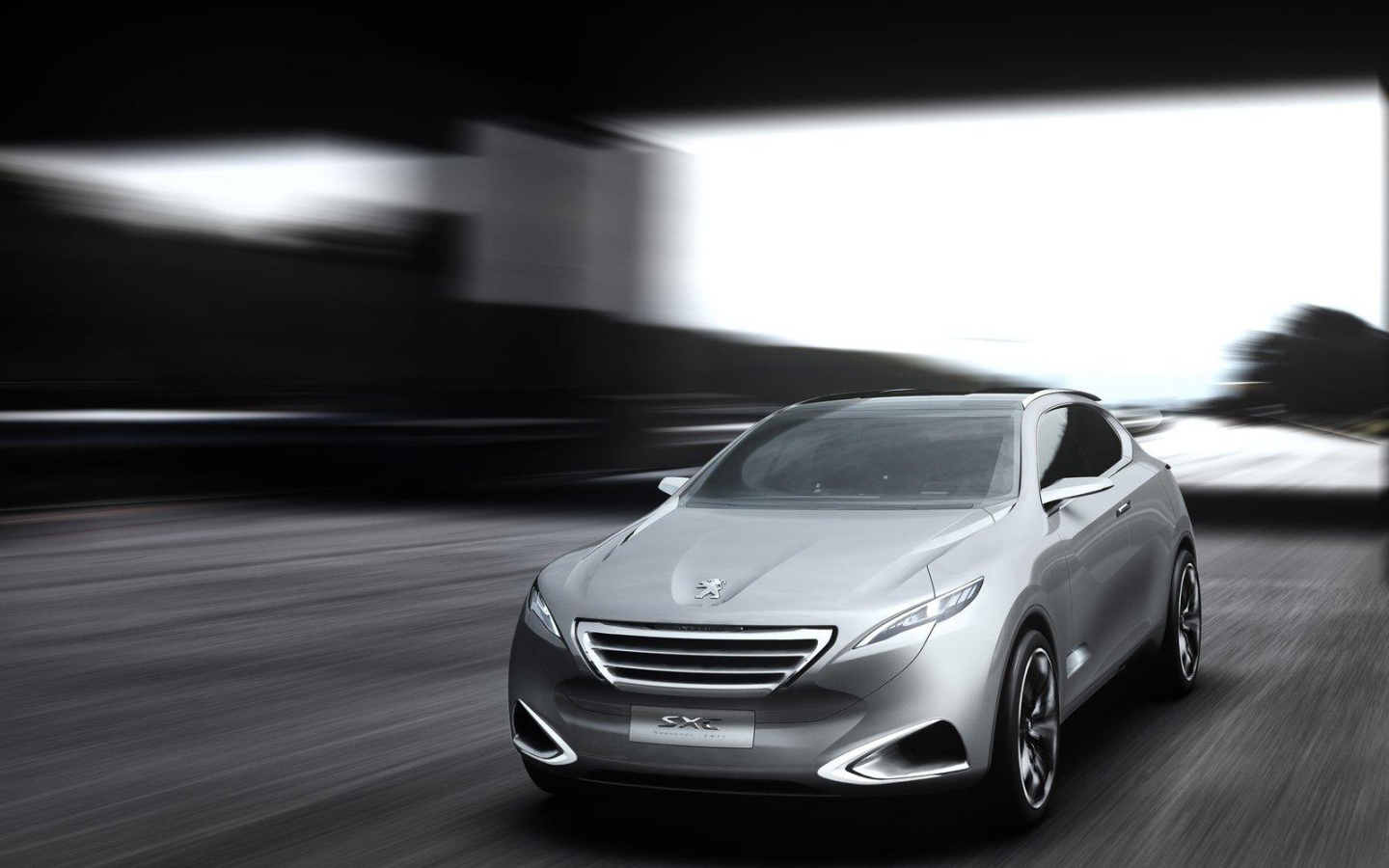 Автомобиль Peugeot 6008 2014 на дороге