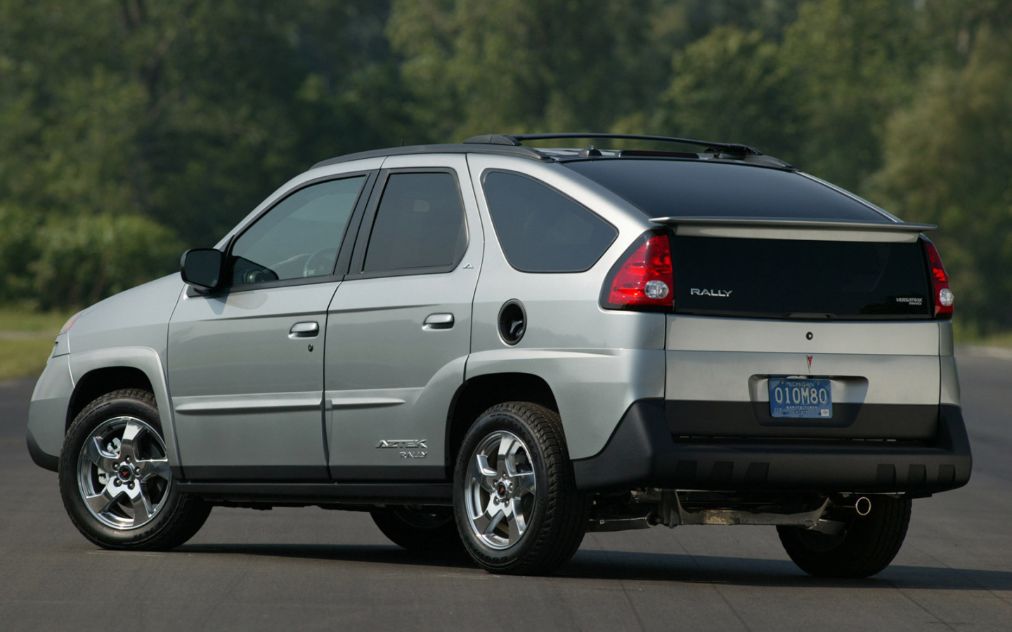 Автомобиль марки Pontiac модели Aztec