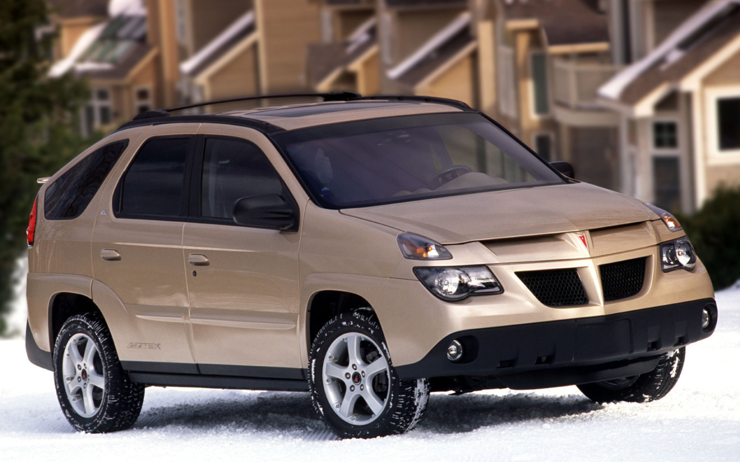 Автомобиль Pontiac Aztec на дороге