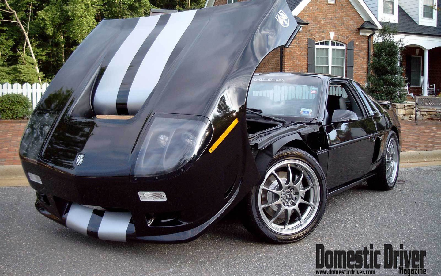 Автомобиль Pontiac Fiero на дороге