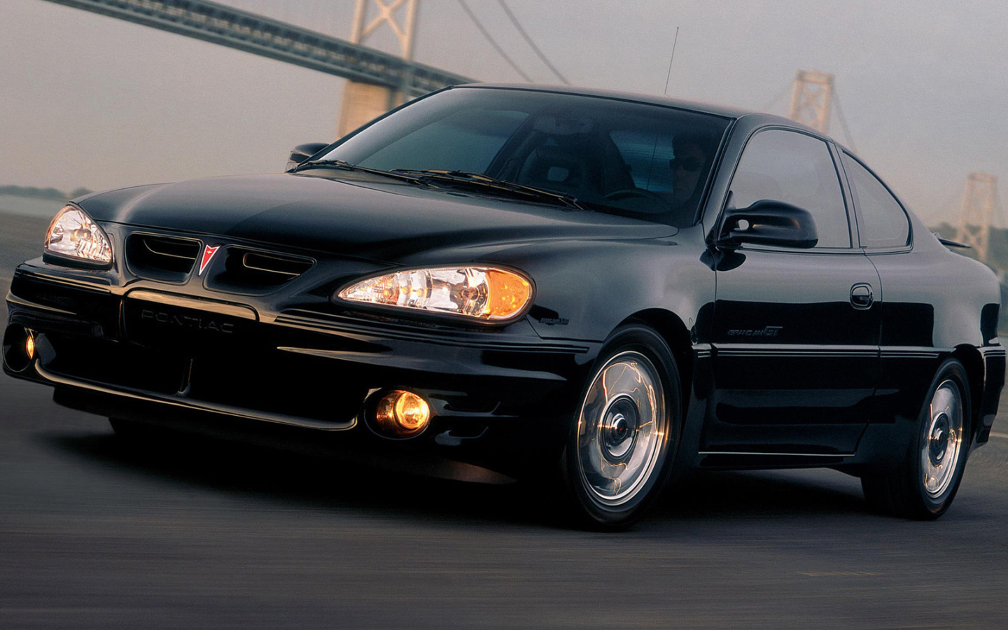 Автомобиль Pontiac Grand Am на дороге