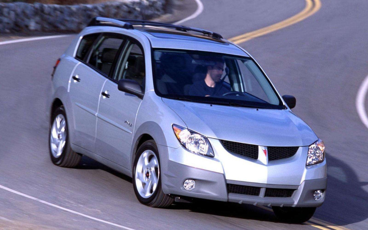 Автомобиль Pontiac Vibe на дороге