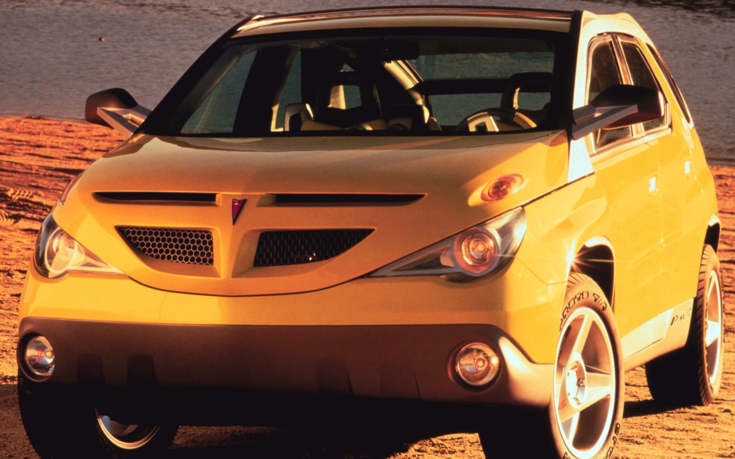 Новая машина Pontiac Aztec