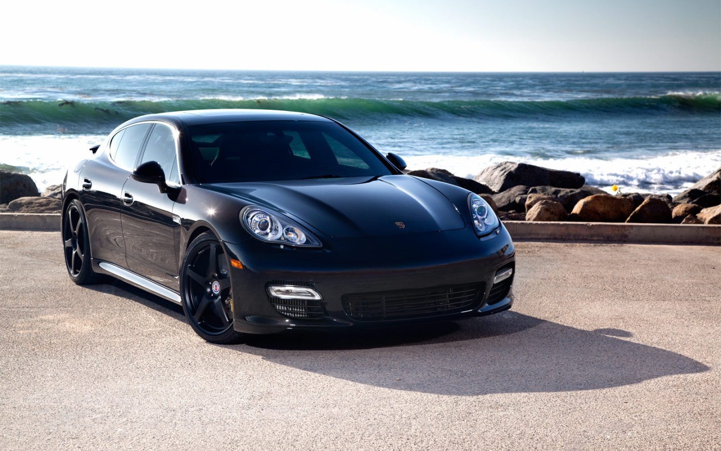 Porsche Panamera на фоне моря