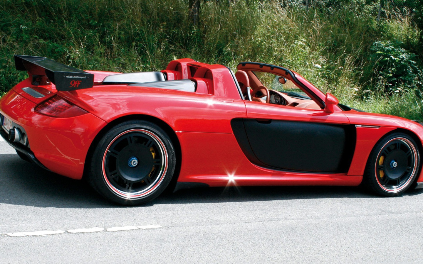 Красный спортивный Порш