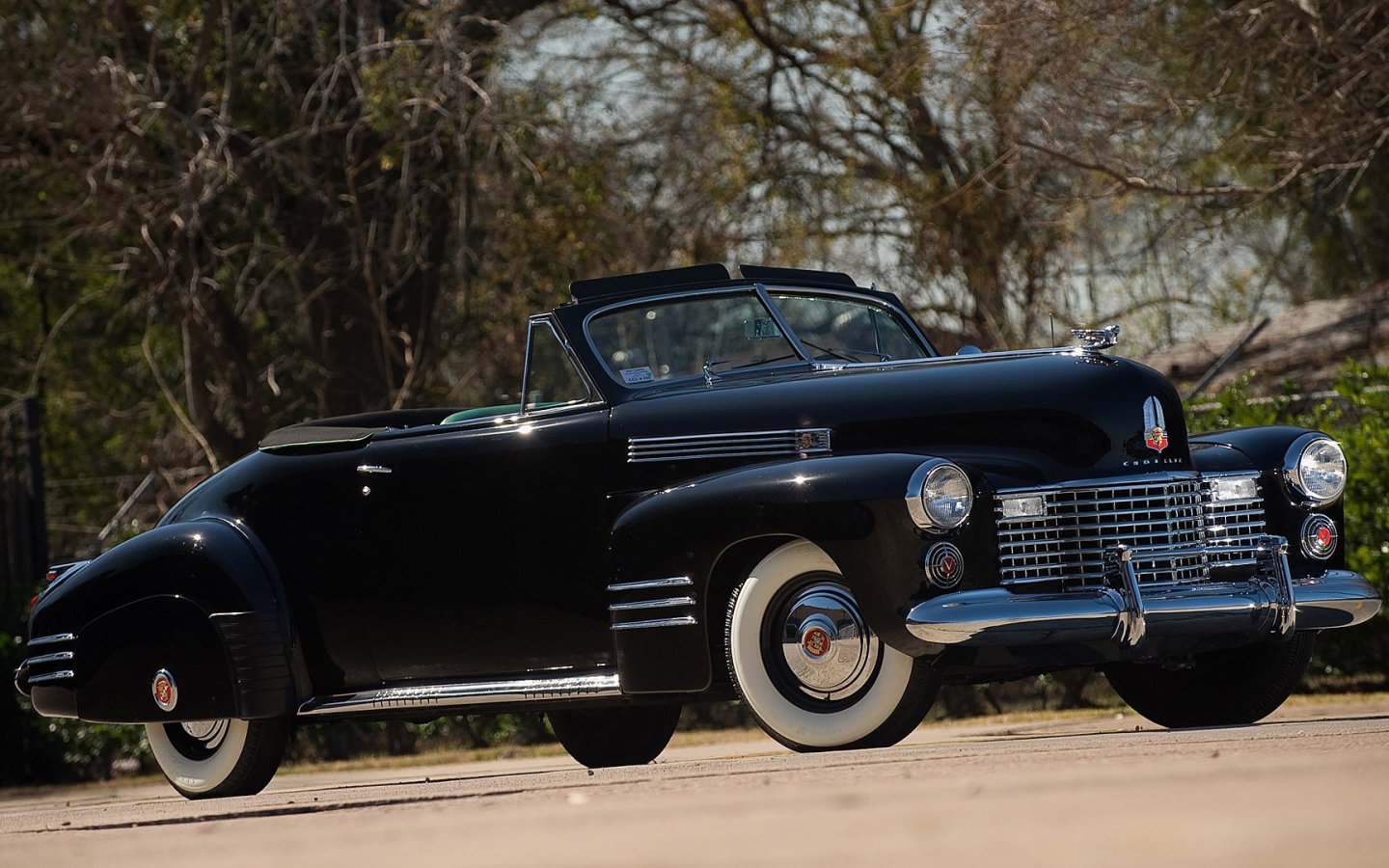 Старинный черный кабриолет