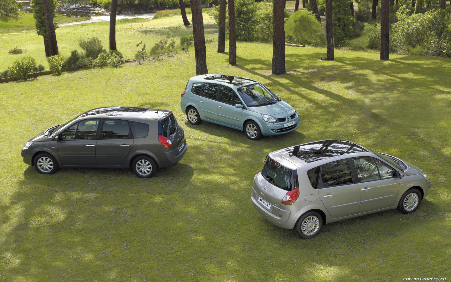 Автомобиль марки Renault модели Scenic