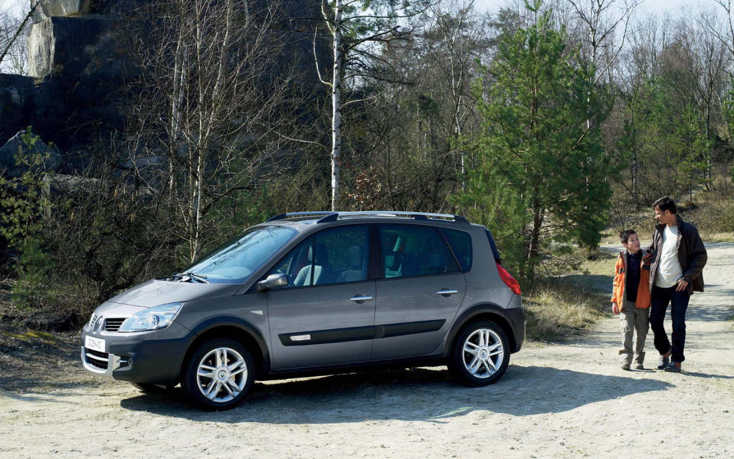 Автомобиль Ренаульт Scenic на дороге