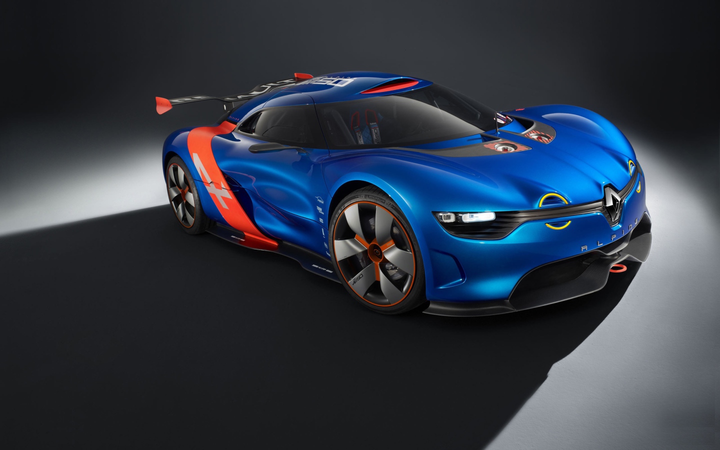 Красивый автомобиль Renault alpine