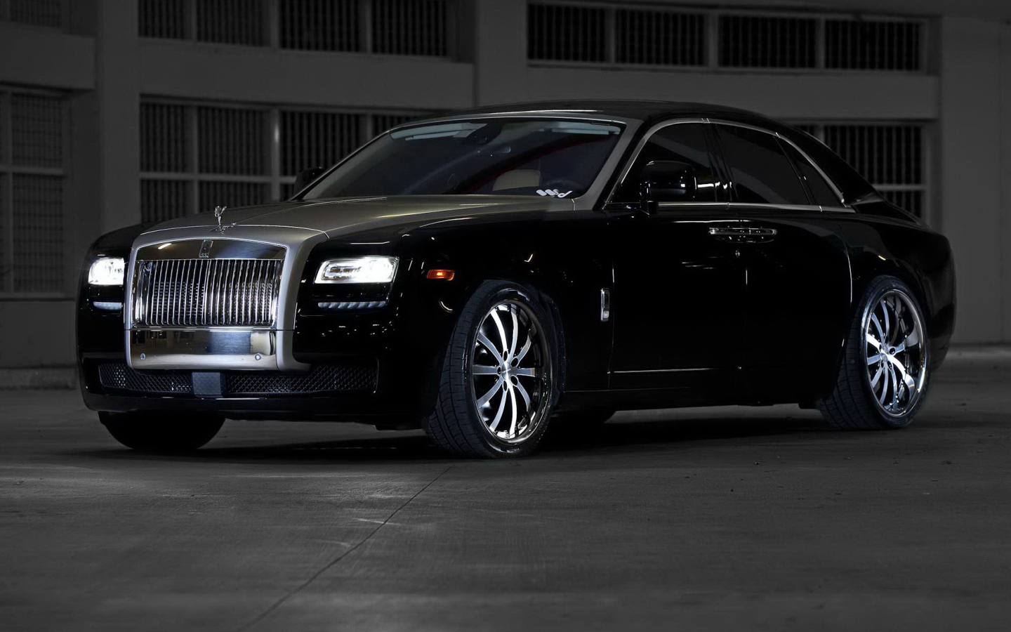 Автомобиль Rolls Royce Ghost на дороге