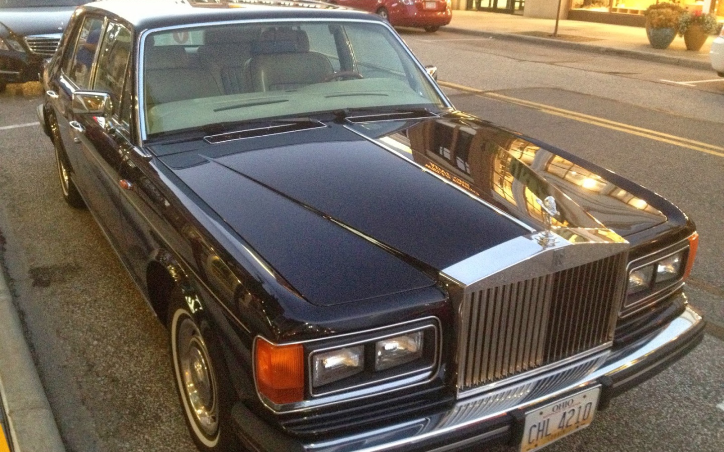 Автомобиль Rolls Royce Silver Spirit на дороге