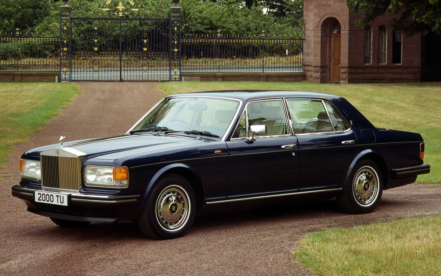 Надежная машина Rolls Royce Silver Spirit