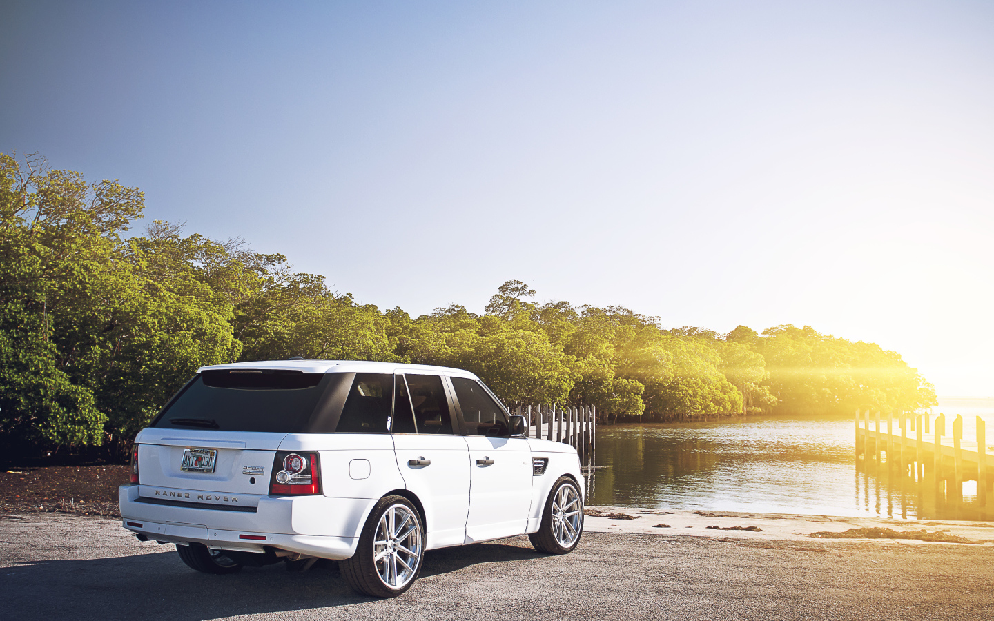 Лэнд Ровер около водоема