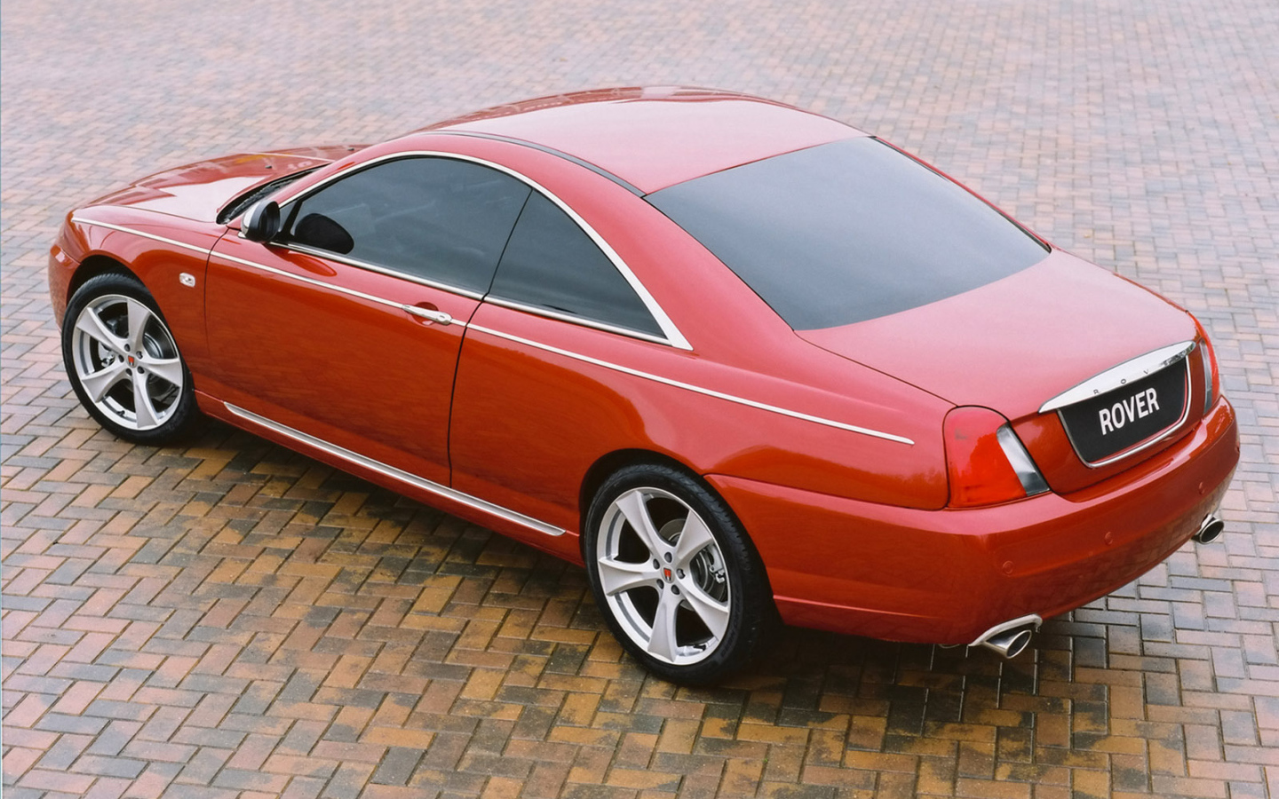 Автомобиль Rover 75 на дороге