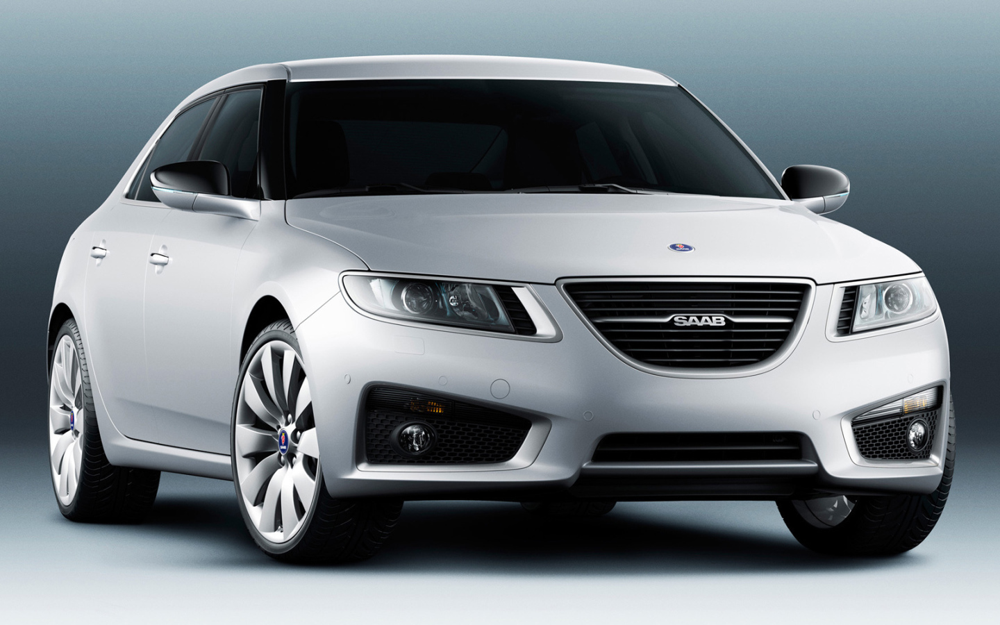 Красивый автомобиль Saab 9-5 в Москве