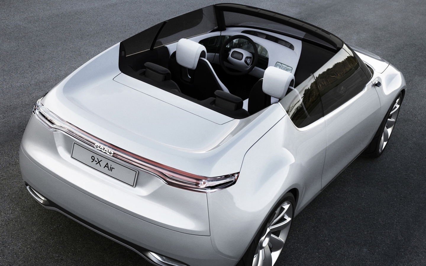 Автомобиль Saab 9000 на дороге