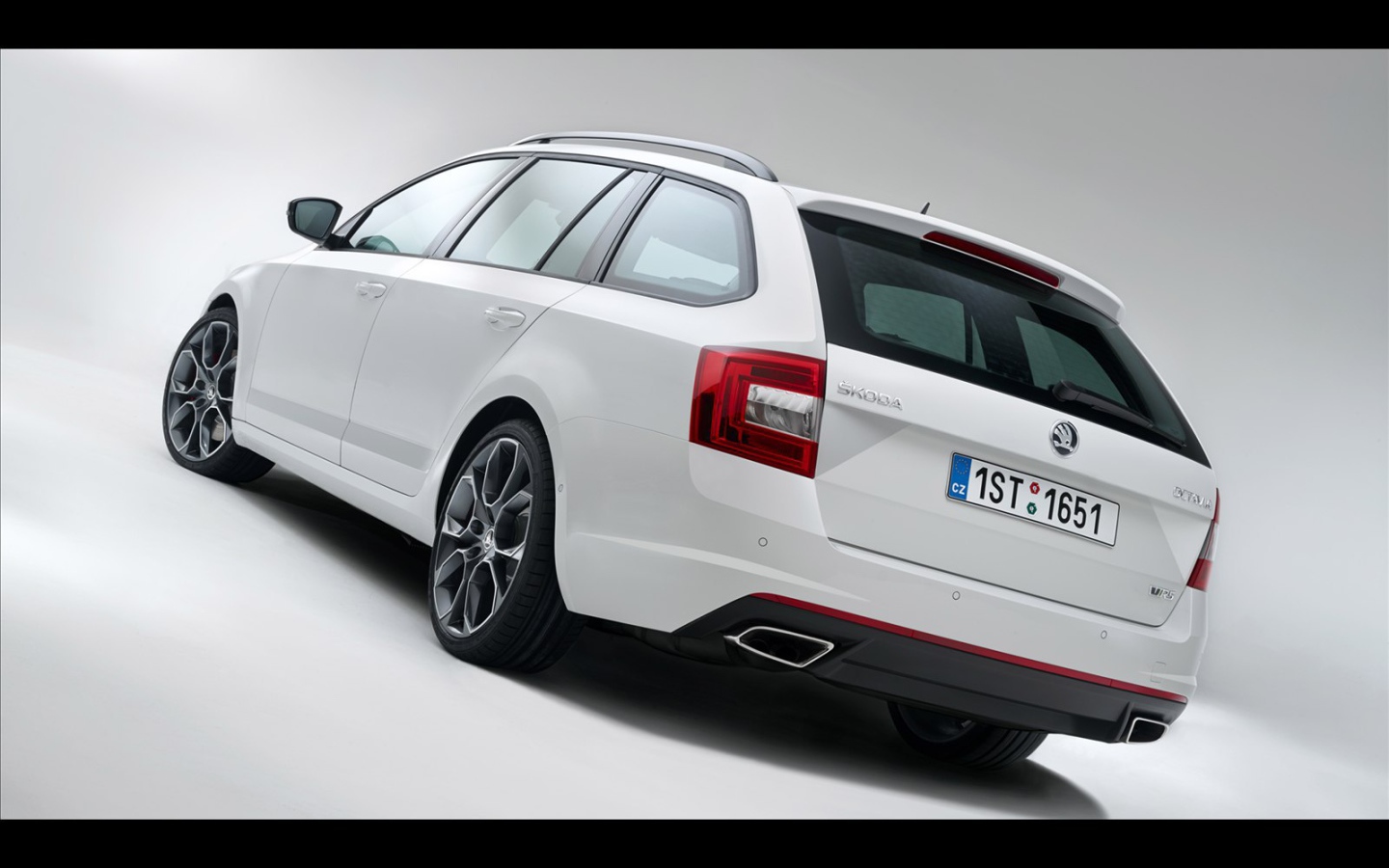 Красивый автомобиль Skoda Octavia 2014 в Москве