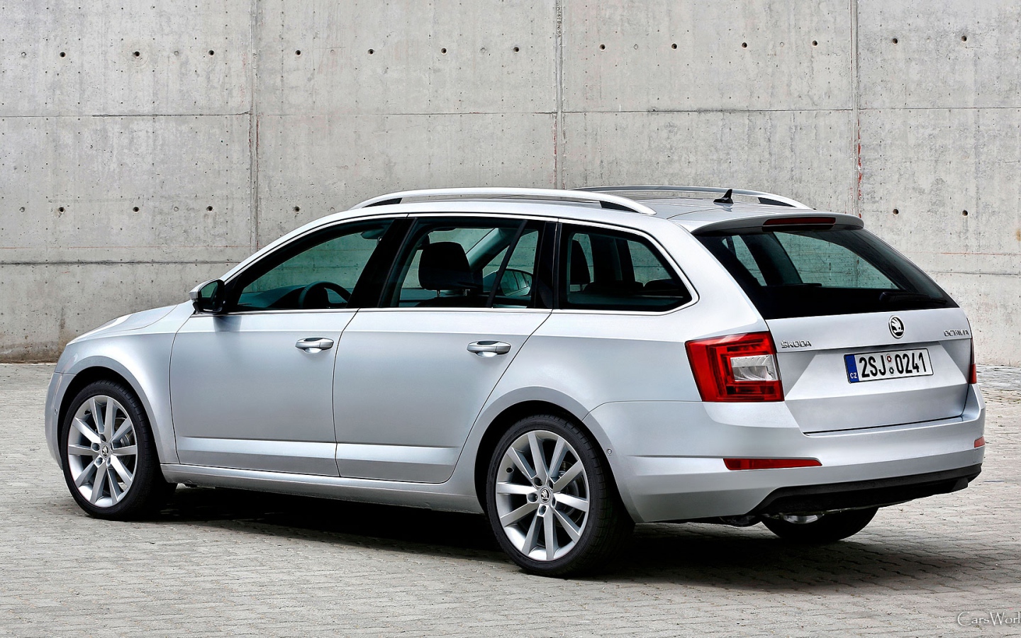 Красивый автомобиль Skoda Octavia Scout 2014 в Москве