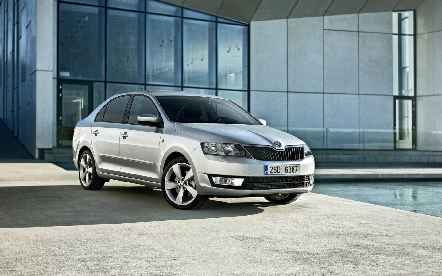 Красивый автомобиль Skoda Rapid