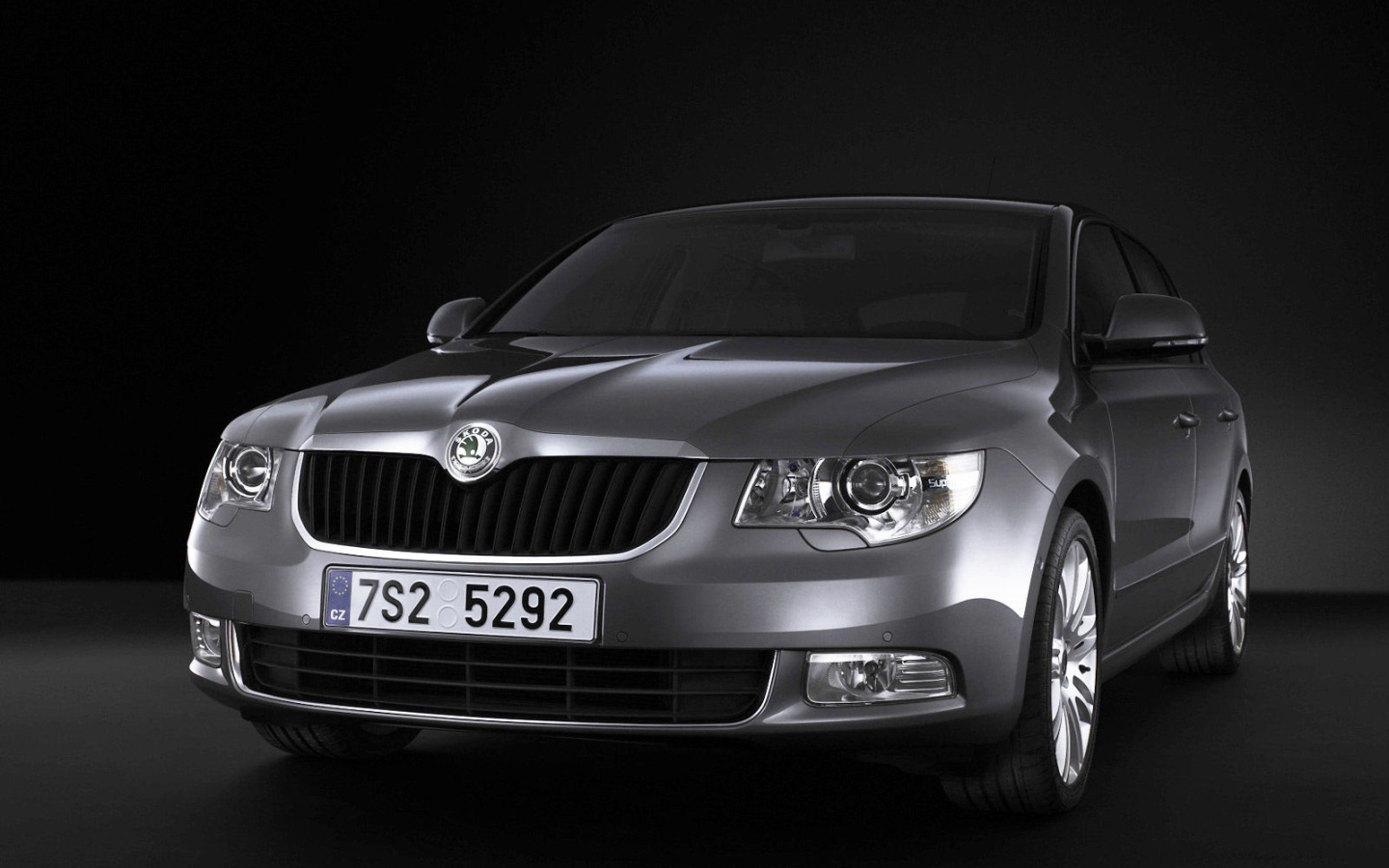 Красивый автомобиль Skoda SuperB