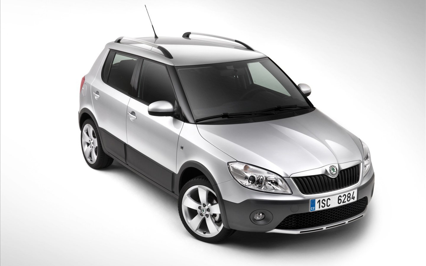 Автомобиль Skoda Fabia на дороге