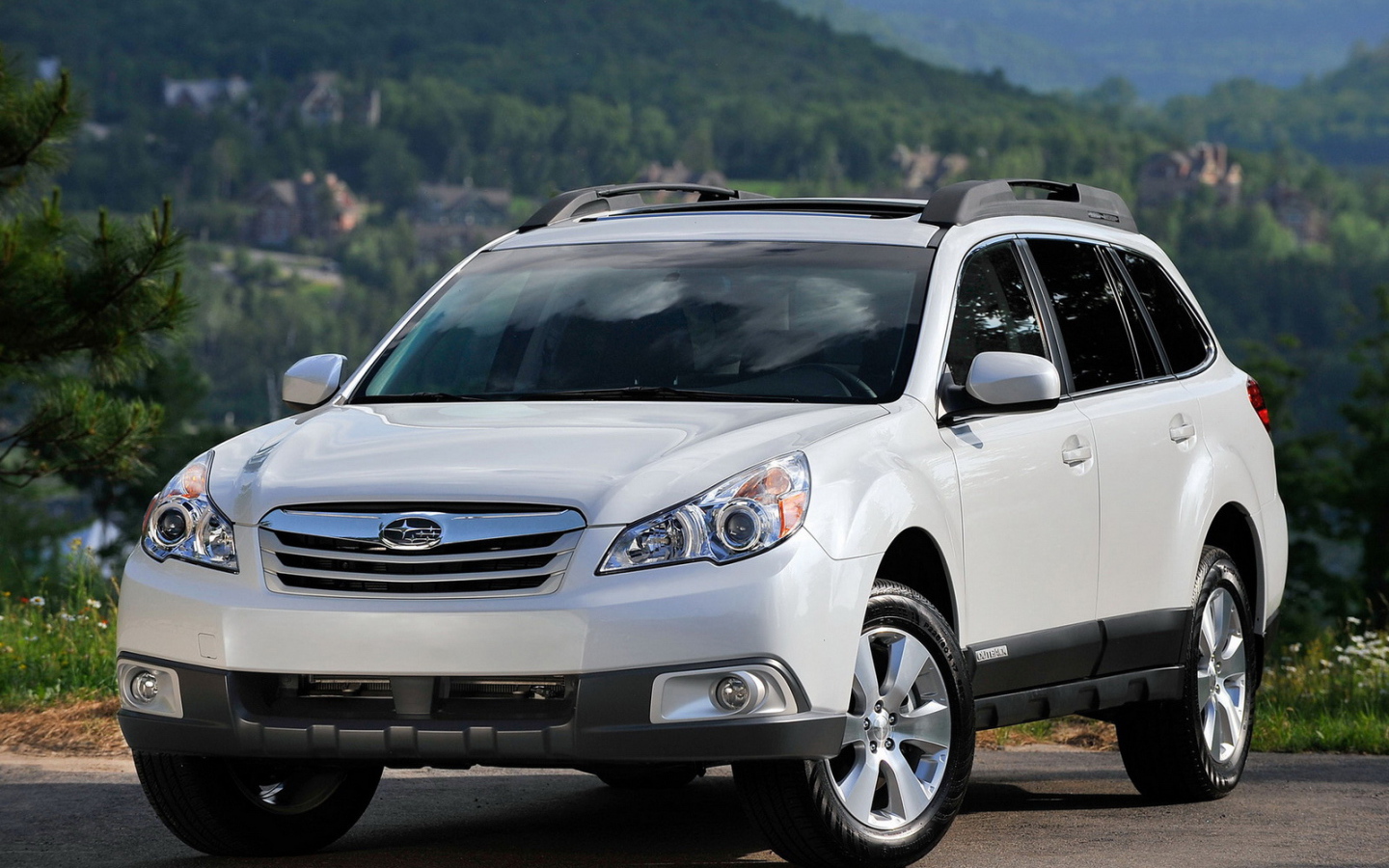 Автомобиль Subaru Outback на дороге